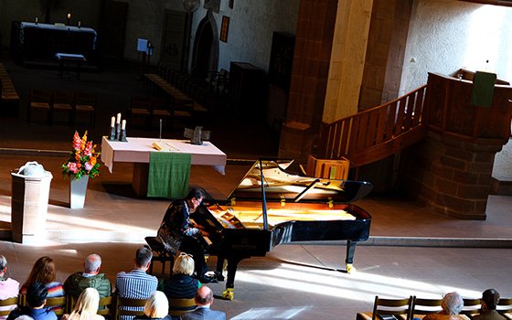Benefit-tour-in-performance